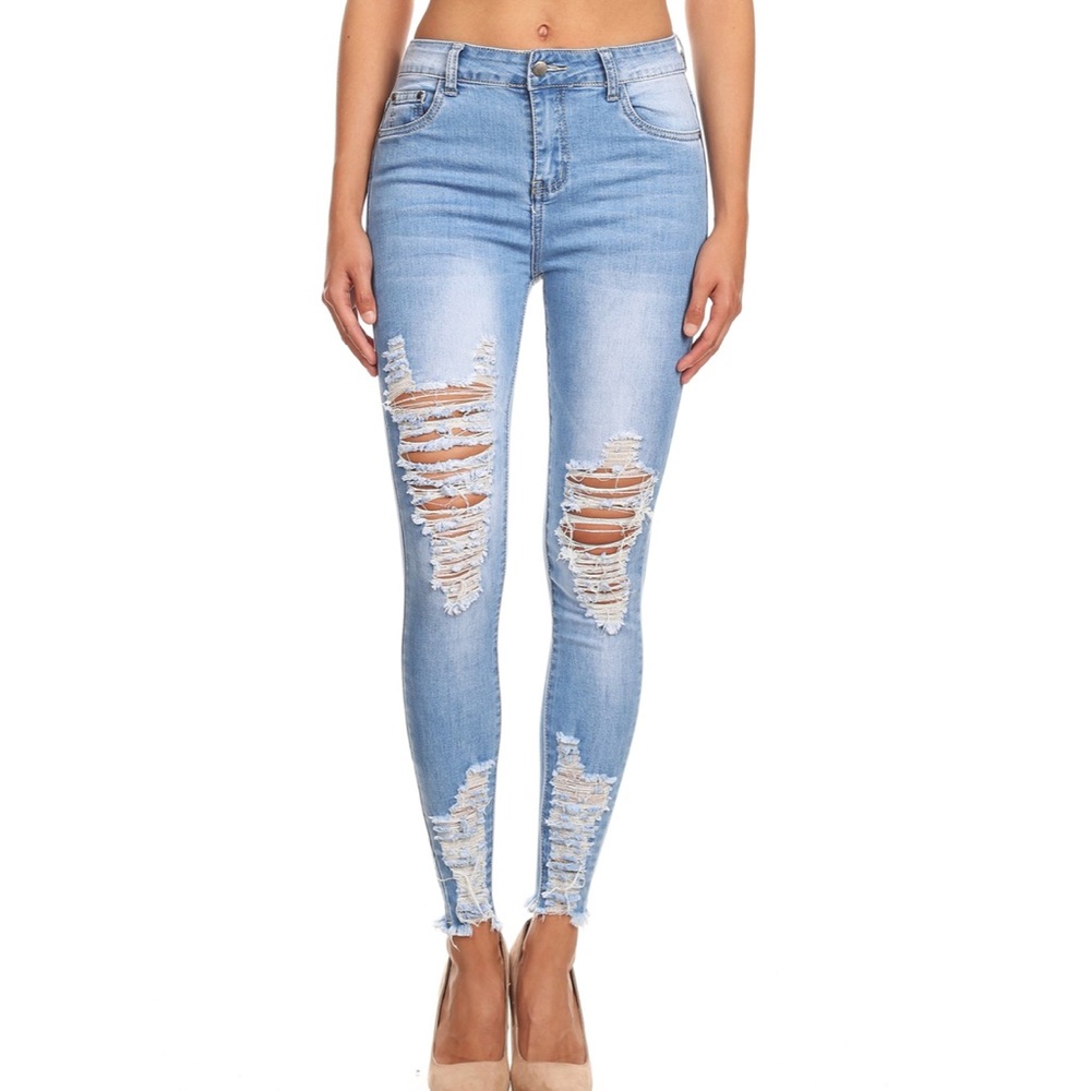 ‼️CLEARANCE‼️ Light Wash Distressed Jeans - Picture 4 of 8